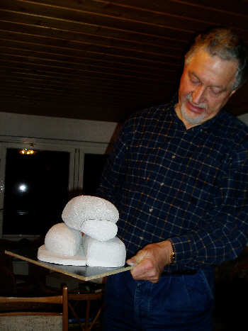 Dr. Hensel mit Modell im Rohzustand