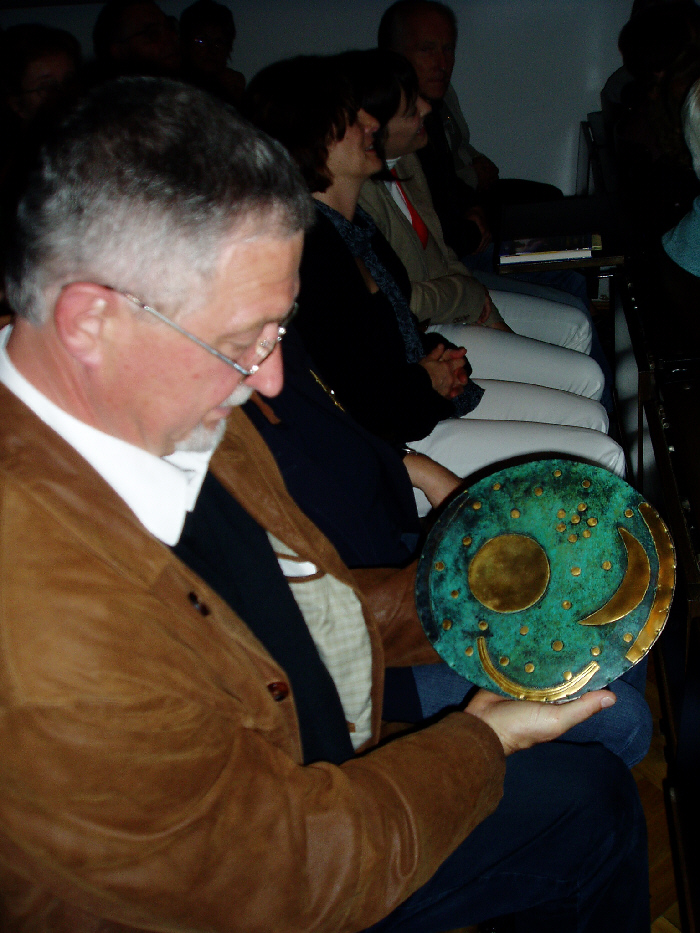 Dr. Hensel mit Kopie der Himmelsscheibe beim Vortrag in der Sternwarte